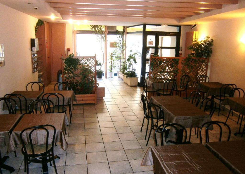 ואלנס Logis Hotel Saint Jacques מראה חיצוני תמונה