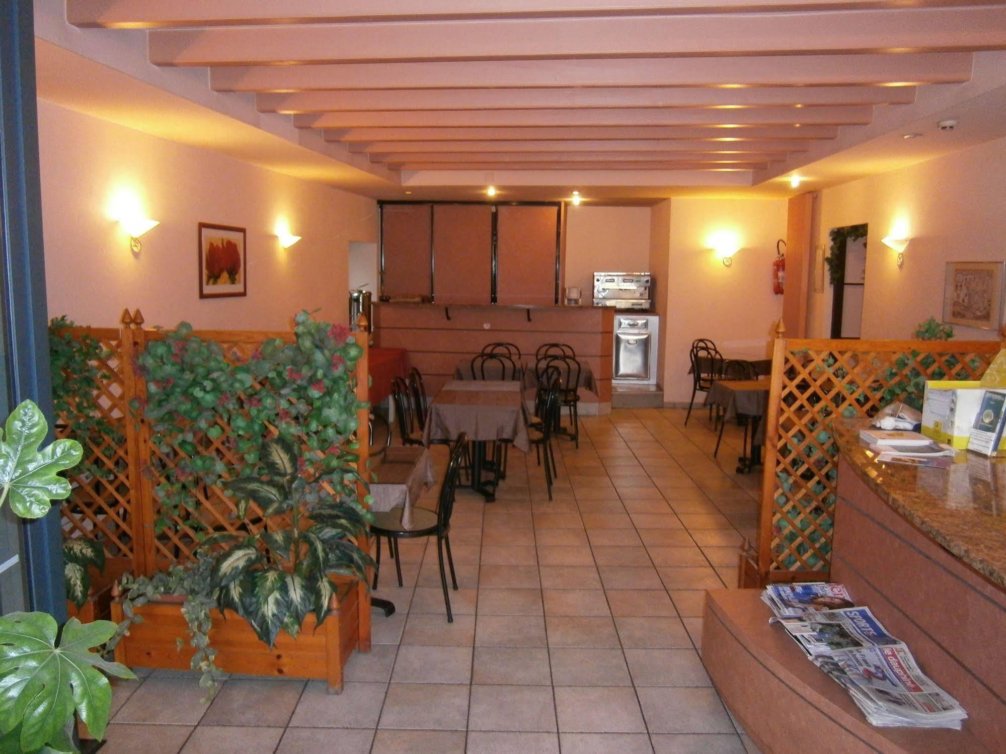 ואלנס Logis Hotel Saint Jacques מראה חיצוני תמונה