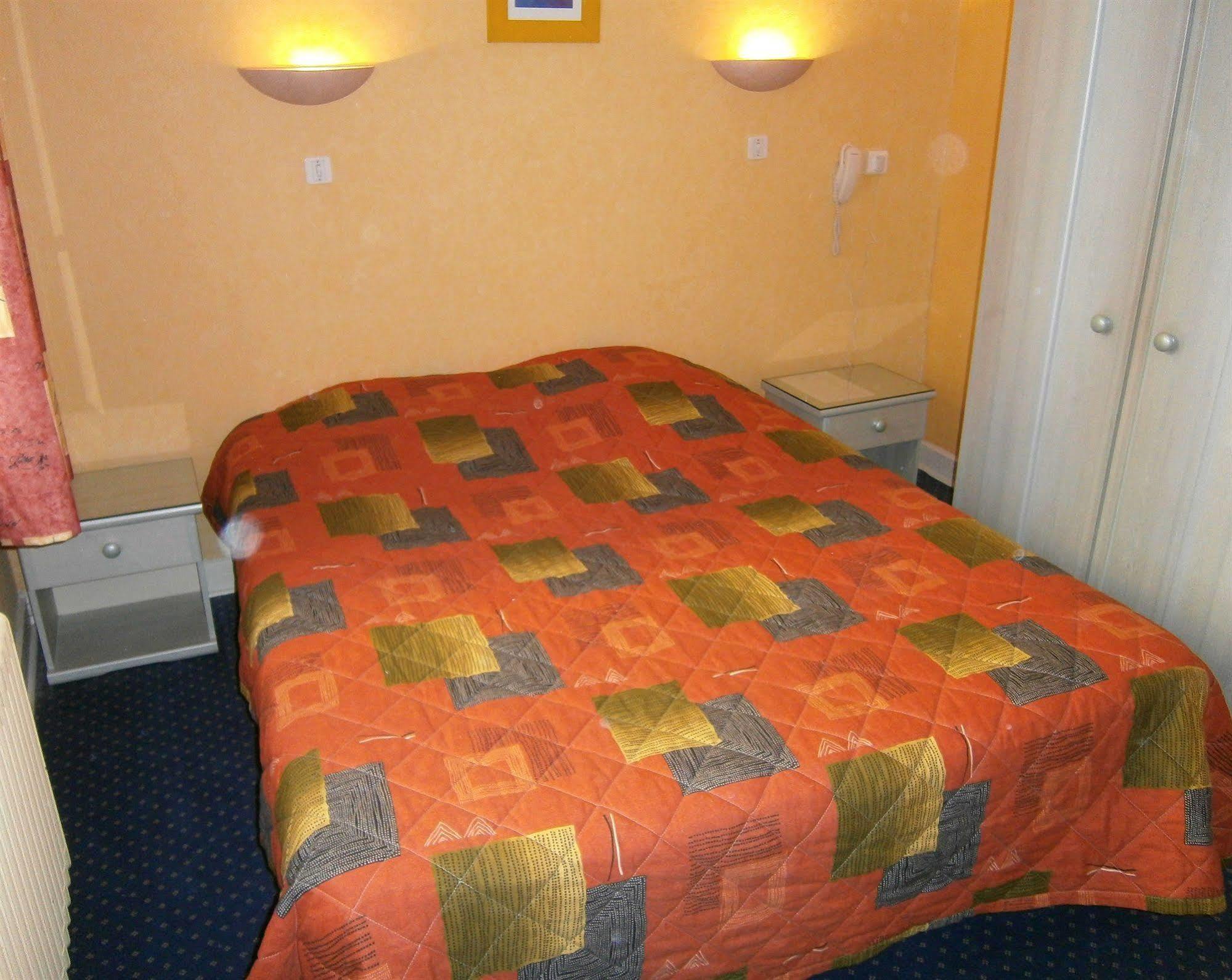 ואלנס Logis Hotel Saint Jacques מראה חיצוני תמונה